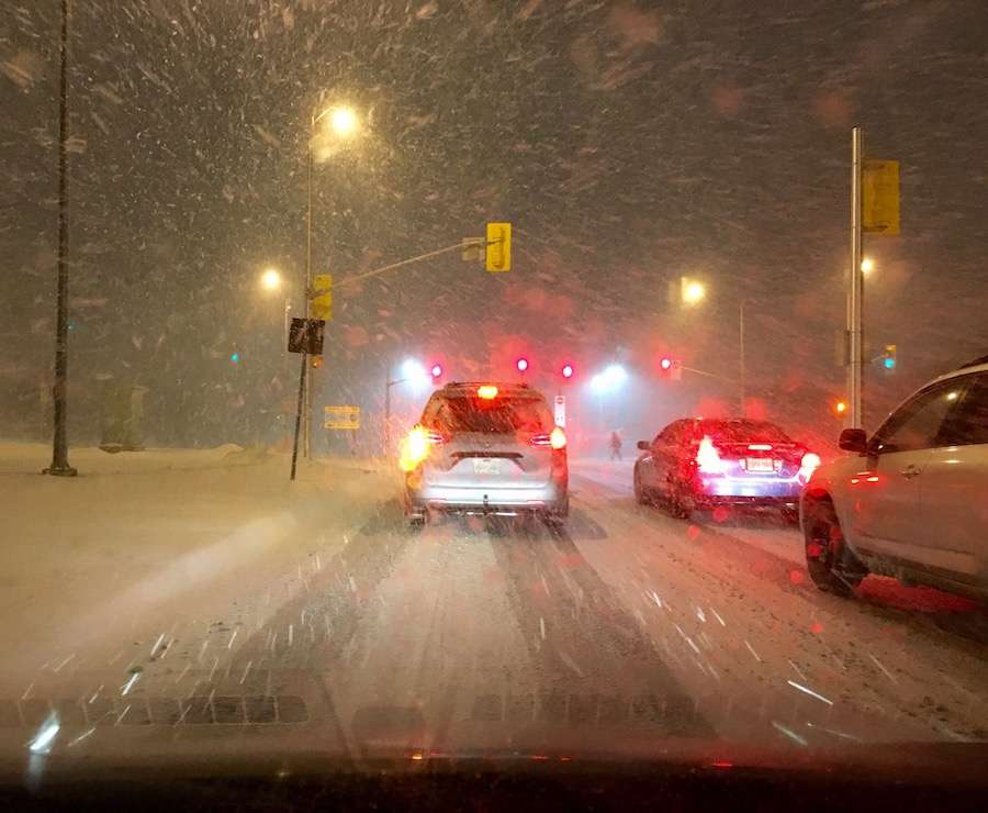 Dirigir a noite durante uma nevasca Fonte banco de imagens